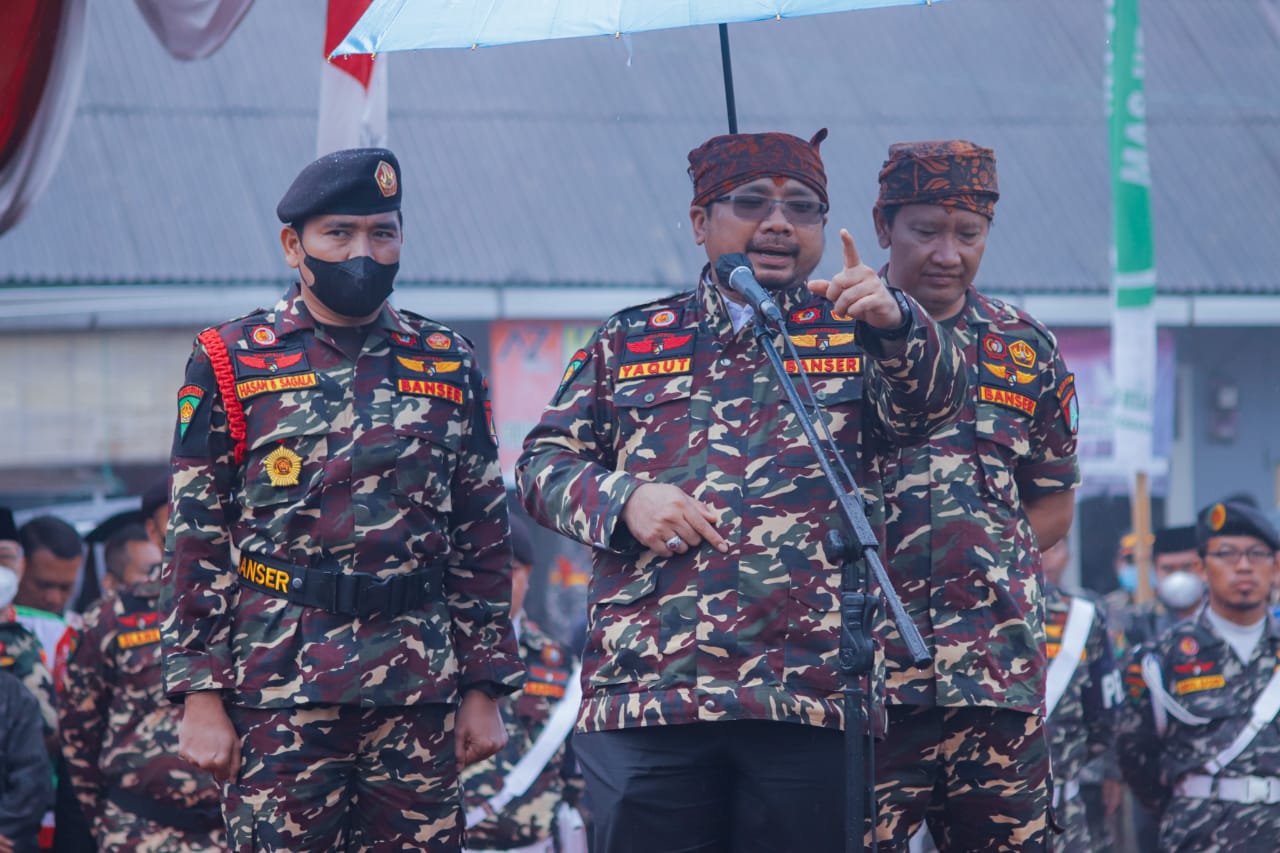 Menteri Agama, Yaqut Cholil Qoumas (tengah) ditemani Bupati Pasuruan, Irsyad Yusuf saat membuka Jambore Kemah Bhakti Lintas Agama di Kecamatan Tosari, Kabupaten Pasuruan.