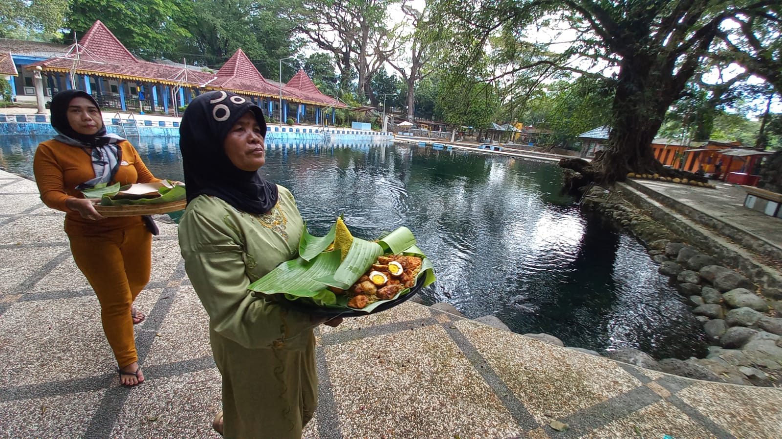 Suasana tasyakuran PKL jelang pembukaan kembali wisata Banyubiru di Pasuruan.