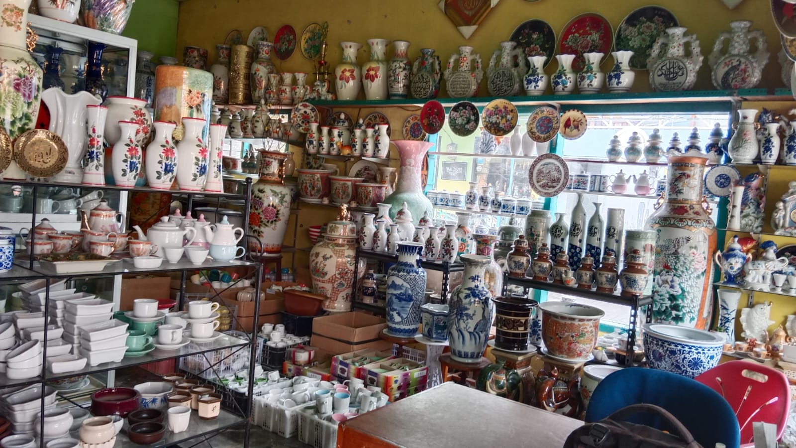 Sebuah showroom kerajinan keramik di Kampoeng Wisata Keramik Dinoyo.