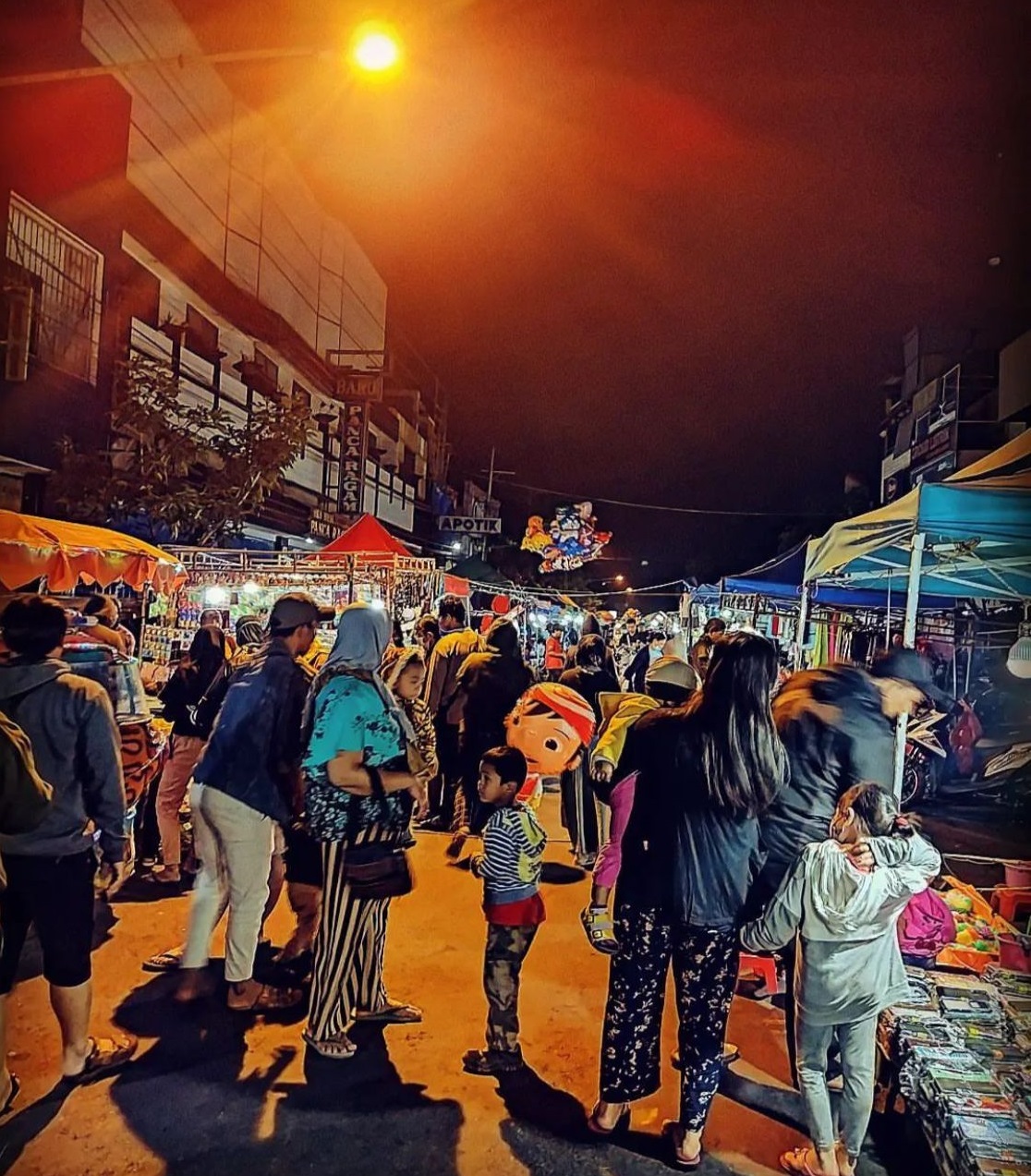 Suasana night market Pasar Besar Kota Malang yang mulai menggeliat.