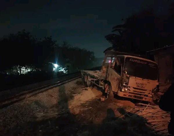 Truk pengangkut semen. (Foto: Dok warga/Tugu Jatim)
