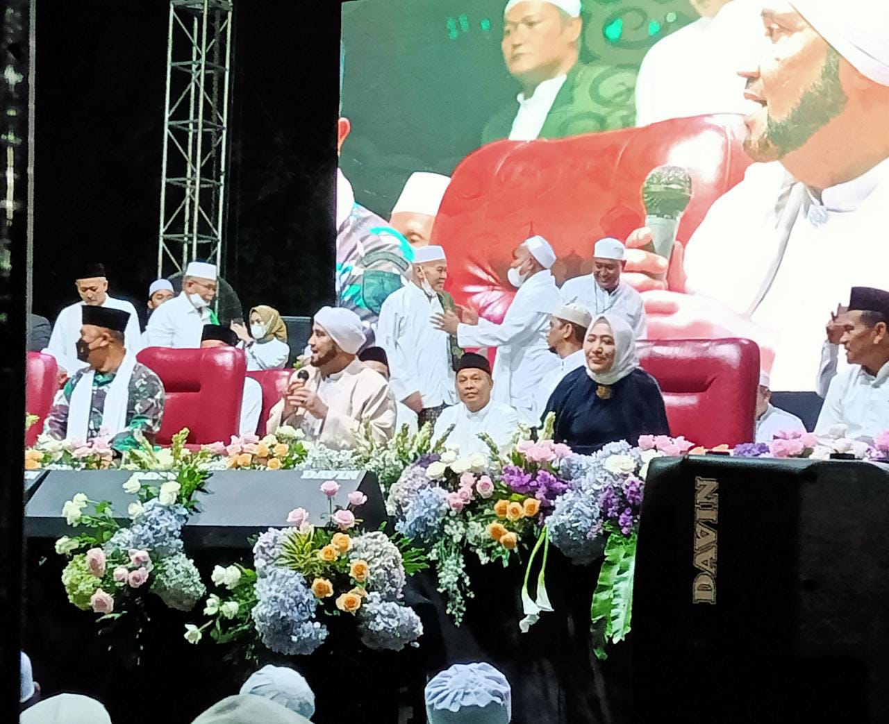 Habib Syech bin Abdul Qodir Assegaf didampingi Bupati Bojonegoro Anna Muawanah dalam gelaran Bojonegoro Bersholawat di Alun-Alun Bojonegoro, Senin (27/06/2022) malam.