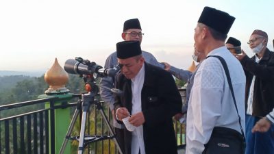 Tim badan hisab dan rukyat Kemenag Tuban saat melakukan rukyatul hilal untuk penentuan awal Dzulhijjah 1443 H/2022 M hari Rabu sore, (29/06/2022) di Menara Rukyatul Hilal Desa Banyuurip, Kecamatan Senori, Kabupaten Tuban.