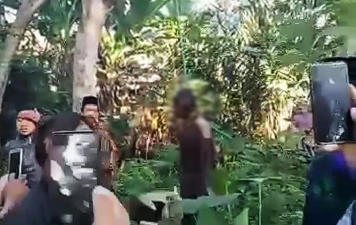 Jasad pria. (Foto: tangkapan layar video warga/Tugu Jatim)