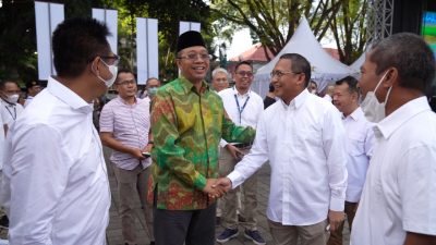 Bersalaman, Direktur Utama PT Pegadaian, Damar Latri Setiawan (kanan), Gubernur NTB Dr. H. Zulkieflimansyah, S.E., M.Sc (kiri).