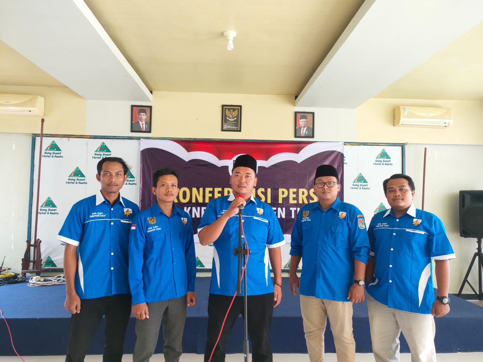 Ketua DPD KNPI Tuban, Sutrisno Puji Utomo (tengah), bersama jajarannya.