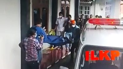 Petugas Inafis Polres Pasuruan saat mengevakuasi korban pembunuhan diduga oleh suaminta di Kecamatan Prigen, Kabupaten Pasuruan.