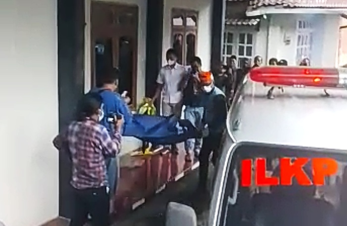 Petugas Inafis Polres Pasuruan saat mengevakuasi korban pembunuhan diduga oleh suaminta di Kecamatan Prigen, Kabupaten Pasuruan.