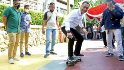 Wali Kota Surabaya, Eri Cahyadi, ketika mencoba menaiki Skateboard di Skate and Park Surabaya.