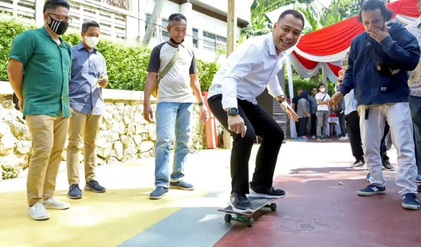 Wali Kota Surabaya, Eri Cahyadi, ketika mencoba menaiki Skateboard di Skate and Park Surabaya.