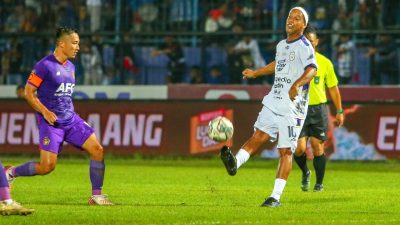 Ronaldinho melepaskan umpan khas berkelasnya yang mendunia di ajang Trofeo Meet The Star di Stadion Kanjuruahan Malang, Minggu (26/6/2022).