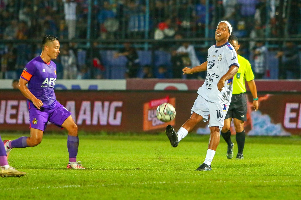 Ronaldinho melepaskan umpan khas berkelasnya yang mendunia di ajang Trofeo Meet The Star di Stadion Kanjuruahan Malang, Minggu (26/6/2022).