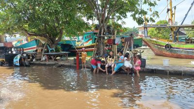 Banjir Rob merendam pesisir Kecamatan Panggungrejo, Kota Pasuruan.