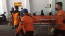 Tim Inafis dari kepolisian ketika mengevakuasi mayat bernama Sofia di hotel melati Surabaya, Rabu (01/06/2022).