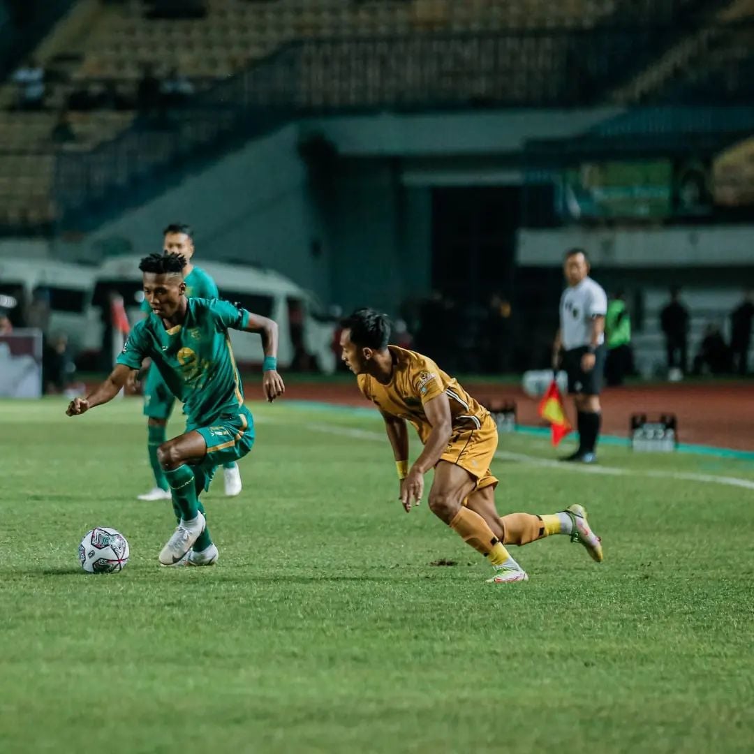 Pemain Belakang Persebaya Alta Ballah ketika melewati Pemain Bhayangkara FC.