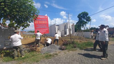 Petugas Satpol PP Kota Pasuruan saat menyegel bangunan perumahan papan besatri, Rabu (08/06/2022).