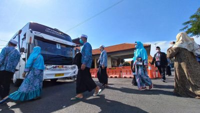 Suasana pemberangkatan 132 jamaah haji di gedung Gradika, Kota Pasuruan, pada Minggu (12/06/2022).