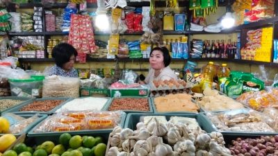 Pedagang Sembakon di Pasar Tambak Rejo Surabaya.