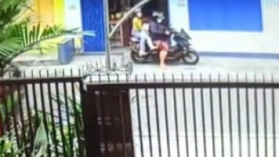 Terduga pelaku pencurian uang di Jalan Cakalang, Kota Malang yang terekam CCTV, pada Rabu (1/6/2022).