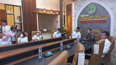 Wali Kota Pasuruan, Syaifullah Yusuf, saat uji coba layanan internet gratis di Madinah Command Center Kota Pasuruan, Rabu (29/6/2022).