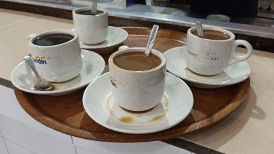 Kopi susu dan kopi O (kopi hitam) jadi varian minuman kopi terlaris di Kedai Kopi Kim Teng, Pekanbaru, Selasa, 10 Mei 2022.