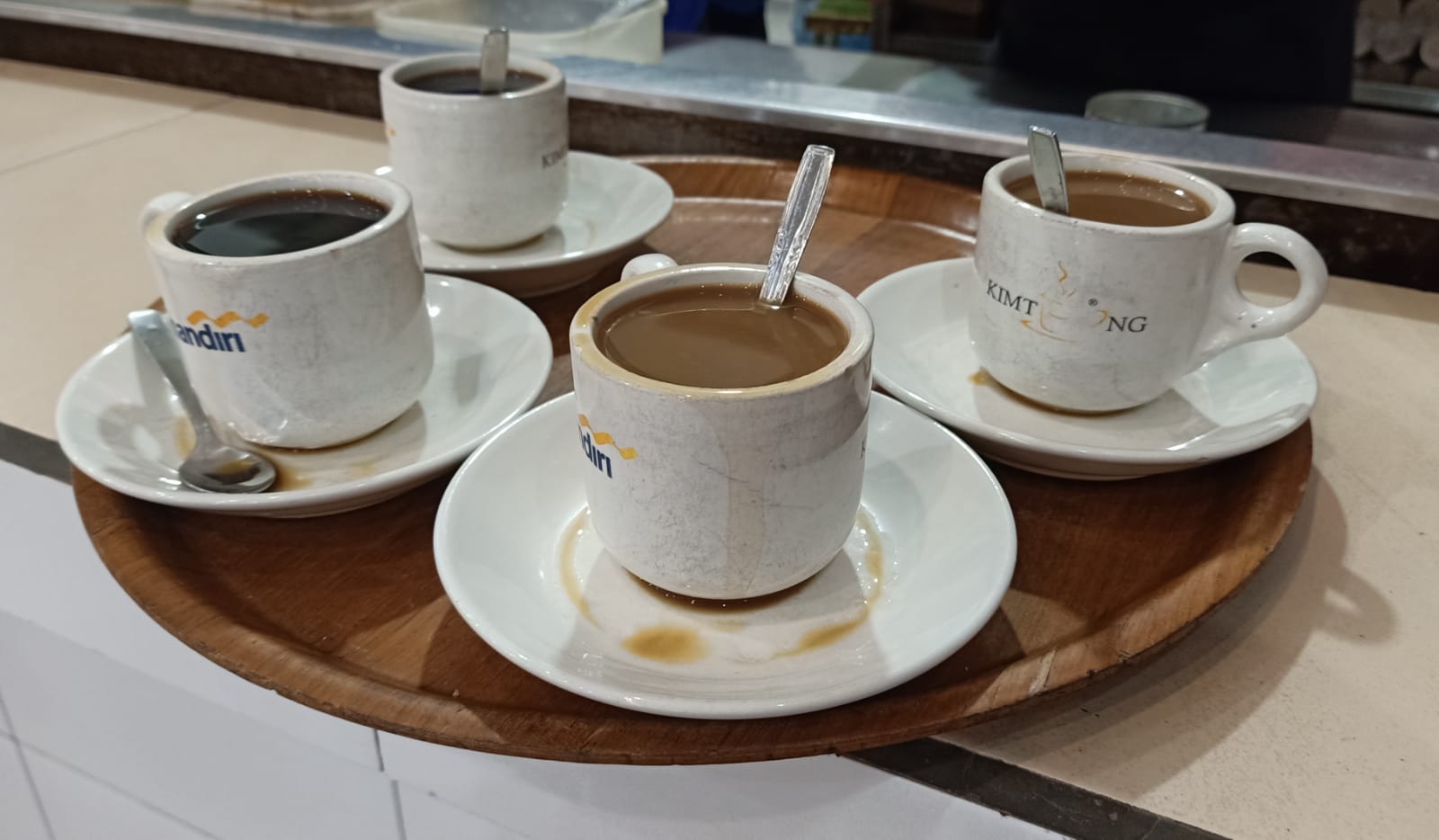 Kopi susu dan kopi O (kopi hitam) jadi varian minuman kopi terlaris di Kedai Kopi Kim Teng, Pekanbaru, Selasa, 10 Mei 2022.
