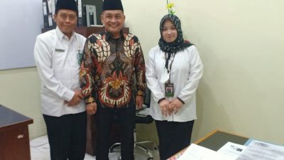 Wakil Bupati Tuban, H Riyadi, saat berkunjung ke kantor Kemenag Tuban di temui Kasi Penyelanggaraan Haji dan Umroh, Kemenag Tuban, Ashabul Yamin dan Humas Kantor Kemenag Tuban, Laidia Maryati.