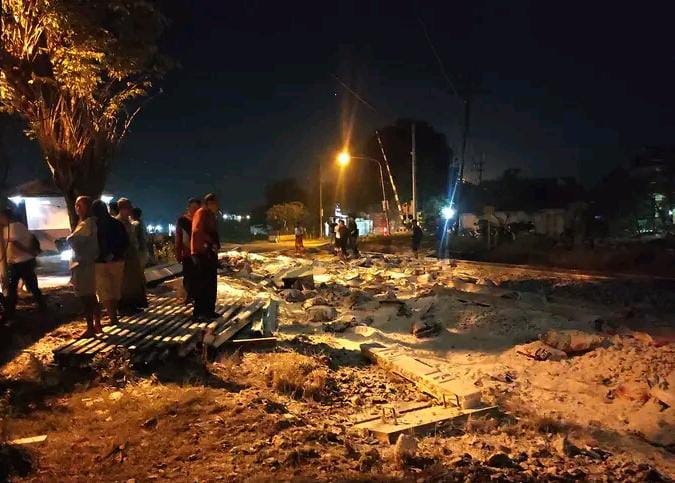 Truk pengangkut semen. (Foto: Dok warga/Tugu Jatim)