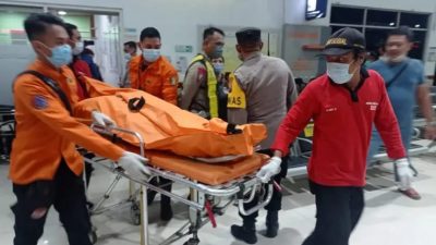 Pria lansia yang meninggal di dalam KA Ambarawa Ekspres dievakuasi dinas BPDB Kota Surabaya.