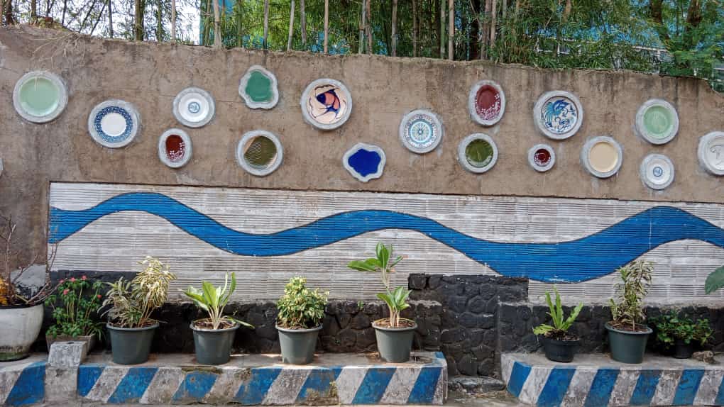 Kerajinan keramik terlihat menghiasi tembok di sepanjang jalan di Kampoeng Wisata Keramik Dinoyo. 