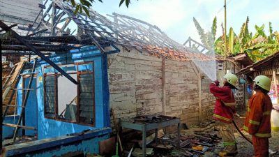 Kondisi rumah milik almarhum Kasmilah di Dusun Jenggot, Desa Selorejo, Kecamatan Baureno, Kabupaten Bojonegoro yang mengalami kebakaran, Senin (06/06/2022).