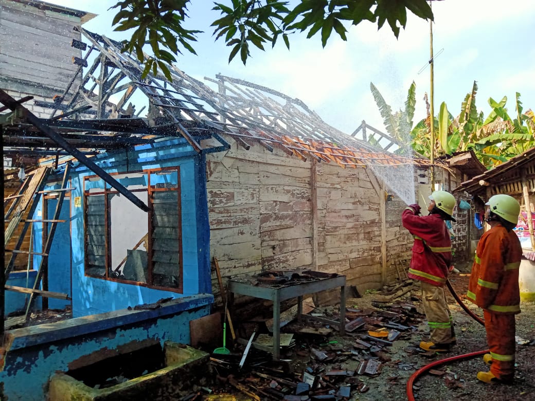 Kondisi rumah milik almarhum Kasmilah di Dusun Jenggot, Desa Selorejo, Kecamatan Baureno, Kabupaten Bojonegoro yang mengalami kebakaran, Senin (06/06/2022).