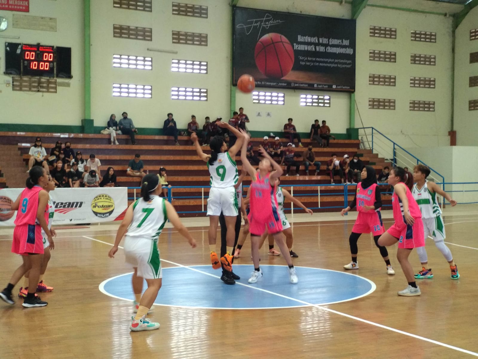 Pertandingan Tim Bola Basket putri Kabupaten Bojonegoro (baju putih) melawan Tim Bola Basket putri Kabupaten Bondowoso, di GOR Garuda Jember (20/06/2022) sore.