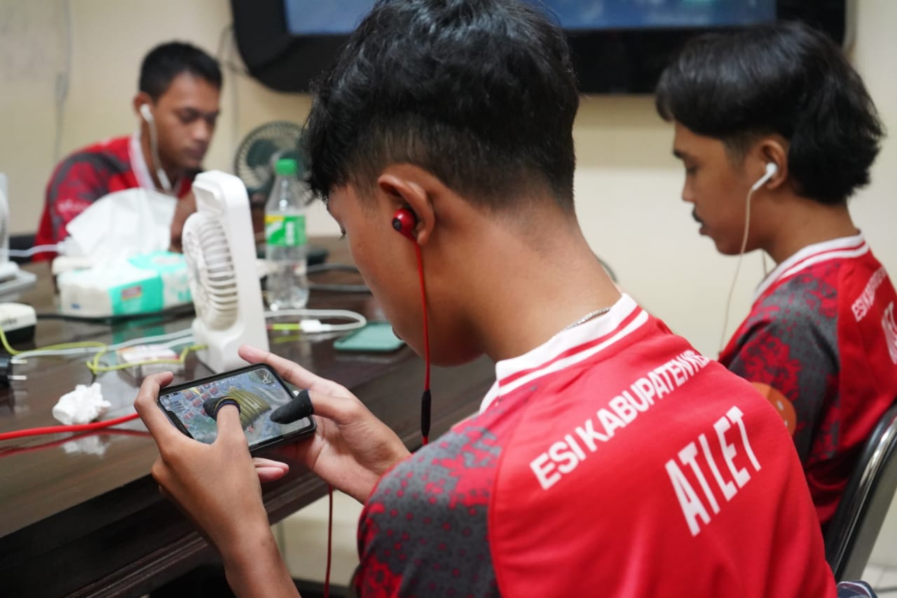 Peserta Tim Esport PUBG Mobile Kabupaten Kediri sedang berlomba.