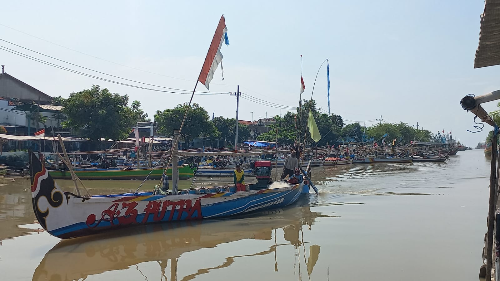 Nelayan di wilayah Kota Pasuruan mengeluh kesulitan dapat solar.
