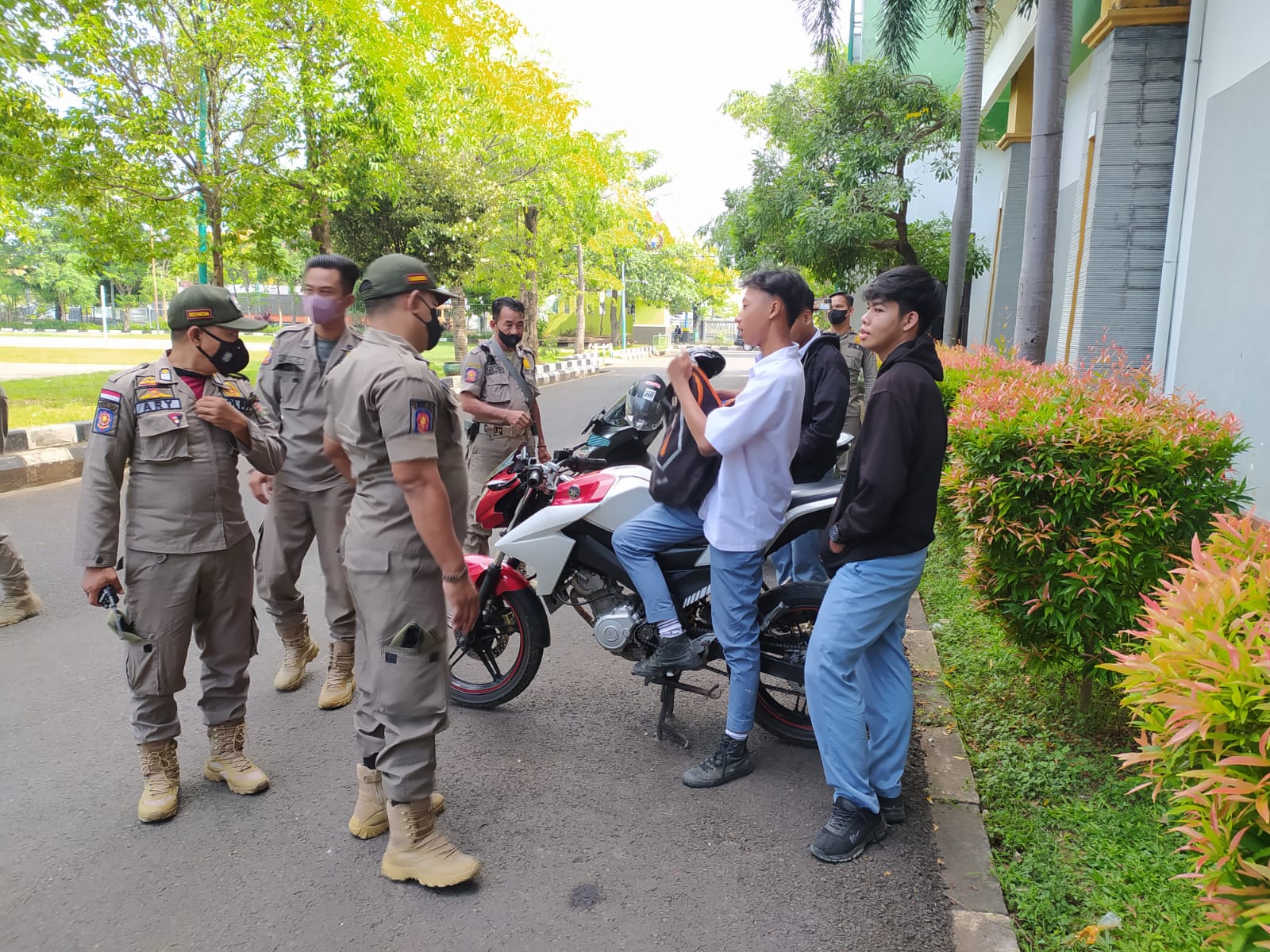 Anggota Satpol PP Tuban melakukan pendataan dan memberikan pembinaan kepada siswa yang diketahui keluyuran saat jam sekolah.