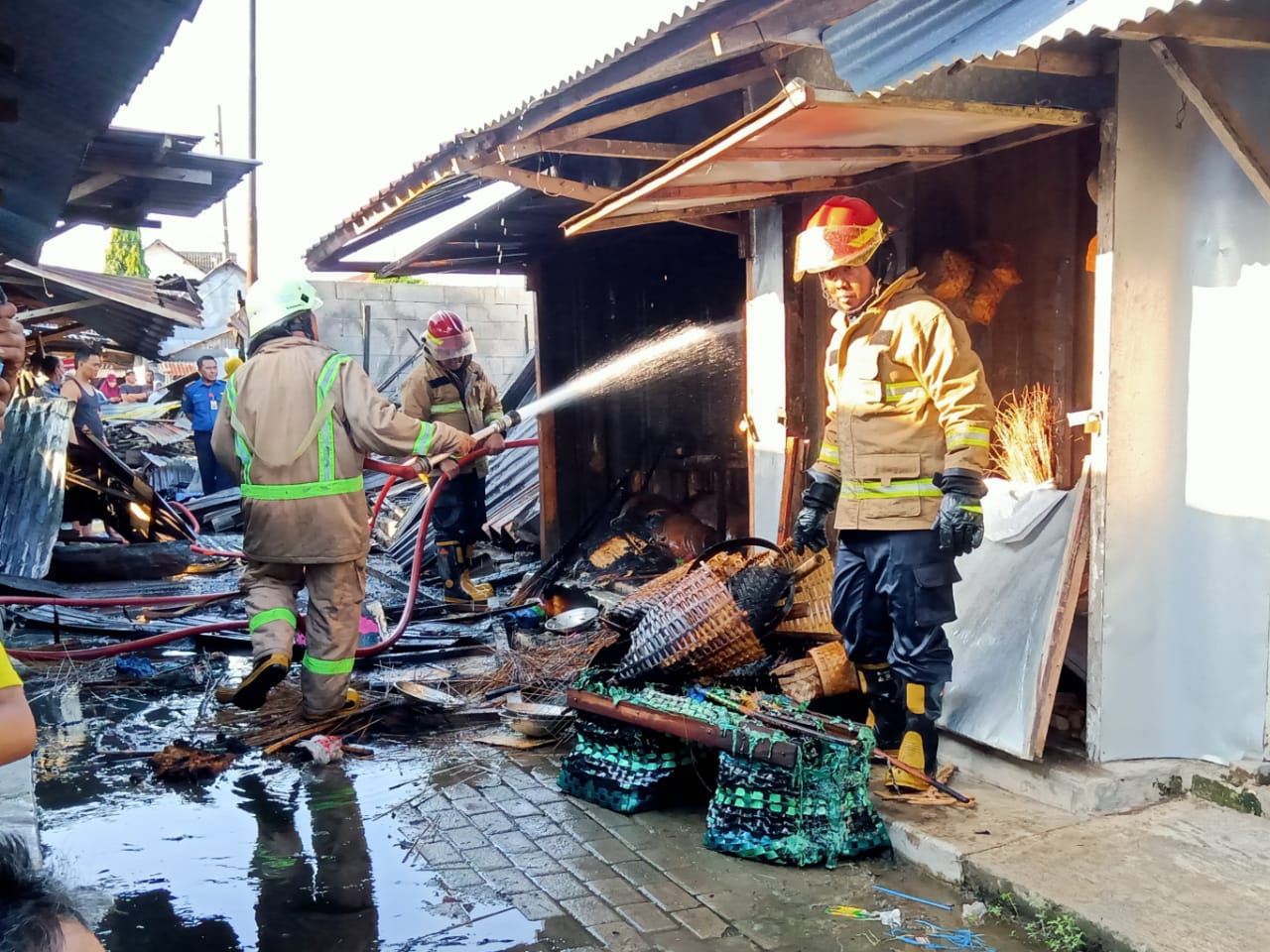 Pemadam Kebakaran Bojonegoro melakukan tindakan pemadaman api di Pasar Bungkal, Desa Sidobandung, Kecamatan Balen, Kabupaten Bojonegoro, Rabu (22/06/2022).