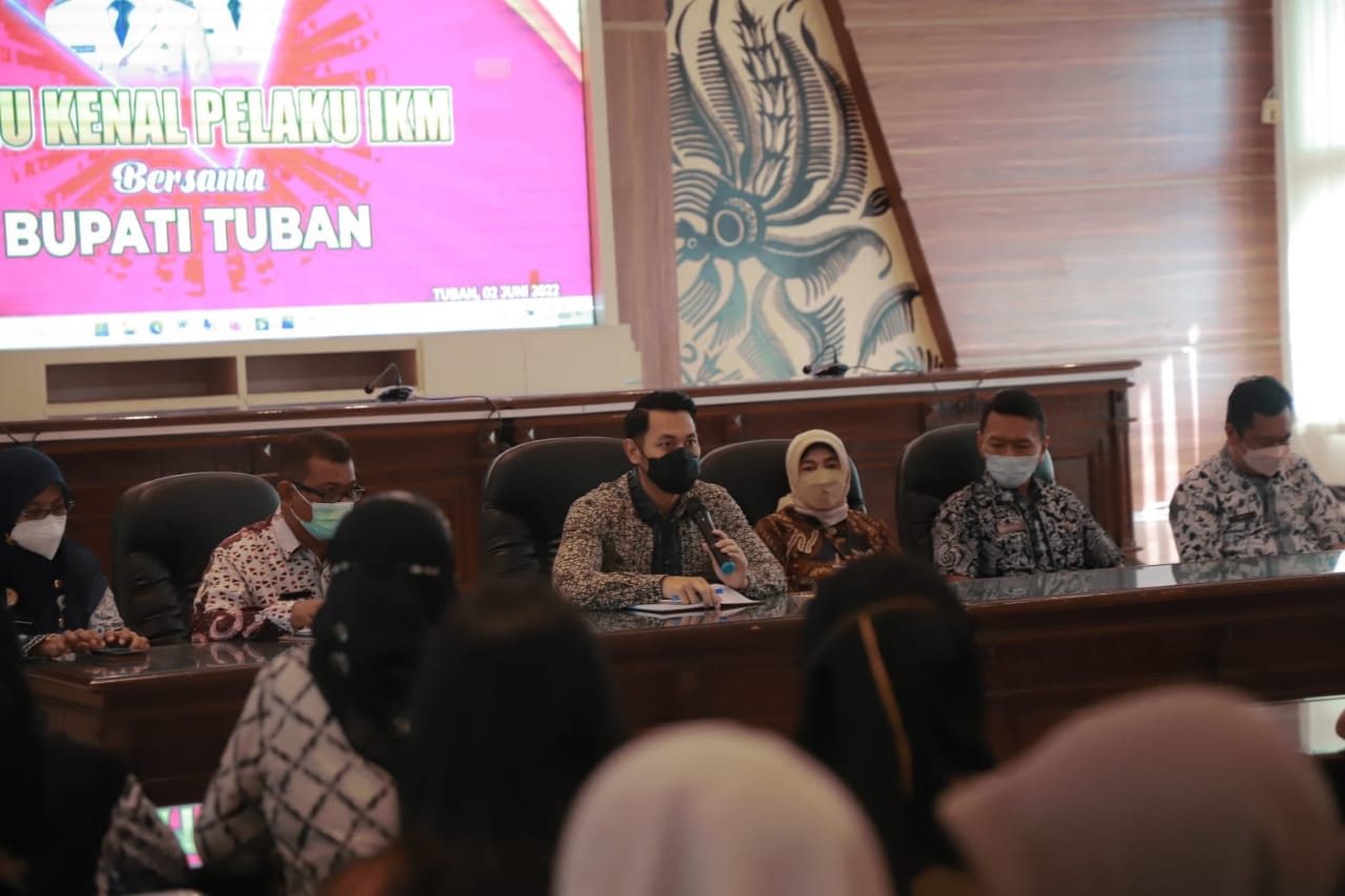 Bupati Tuban, Aditya Halindra Faridzky (tengah pegang mic), berdialog dengan pelaku IKM di Tuban, Kamis (02/06/2022).