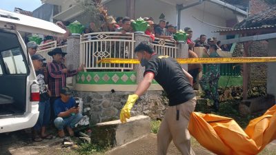 Polisi mengevakuasi seseorang nenek di Malang yang ditemukan tewas.