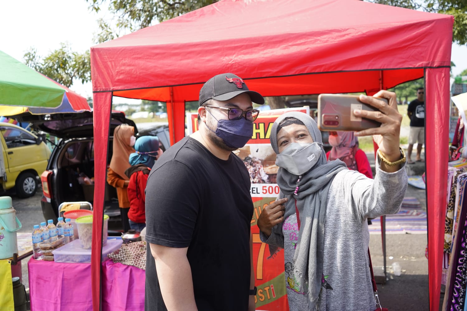 Bupati Kediri, Hanindhito Himawan Pramana, berfoto dengan salah satu penjual di kawasan SLG Kediri.