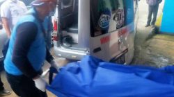 Petugas Inafis Polres Pasuruan saat mengevakuasi jenazah korban pembunuhan di villa Prigen, Kabupaten Pasuruan.