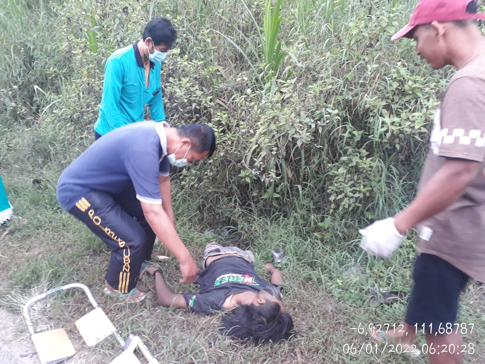 Seorang Pemuda Tewas di Pinggir Jalan Tuban, Diduga Alami Kecelakaan Tunggal 3 Petugas unit laka Satlantas Polres Tuban melakukan evakuasi korban dan olah TKP di lokasi kejadian, Rabu (1/6/2022).