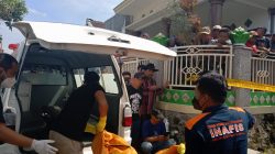 Polisi mengevakuasi jasad nenek Wurlin yang tewas bersimbah dara di rumahnya di Kabupaten Malang, Selasa (7/6/2022).