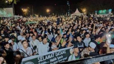 Ribuan Syekher Mania Terangi Malam Alun-alun Bojonegoro dengan Salawat dan Lampu Smartphone