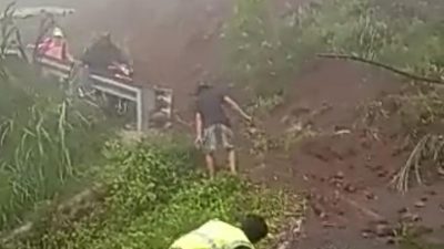 Akses Pasuruan-Malang Jalur Tutur Ditutup setelah Terjadi Tanah Longsor di Bukit Tunggangan