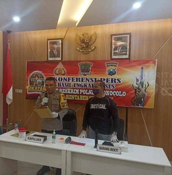 Kapolsek Wonocolo Surabaya, Kompol Royce Hendrik, didampingi Kanit Reskrim Polsek Wonocolo, Iptu Ristianto, saat rilis pelaku penganiayaan ada bayi.