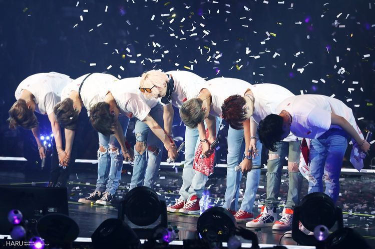BTS saat tampil di suatu acara.