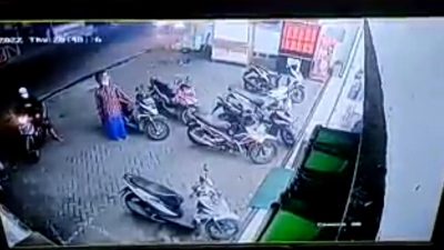 Aksi maling motor bersarung terekam CCTV minimarket di Jalan Pati Unus, Kelurahan Krampyangan, Kecamatan Bugul, Kota Pasuruan.