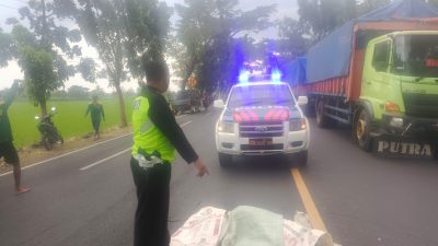 Anggota unit laka Satlantas Polres Tuban mengevakuasi dan melakukan olah TKP di Jalur Pantura.