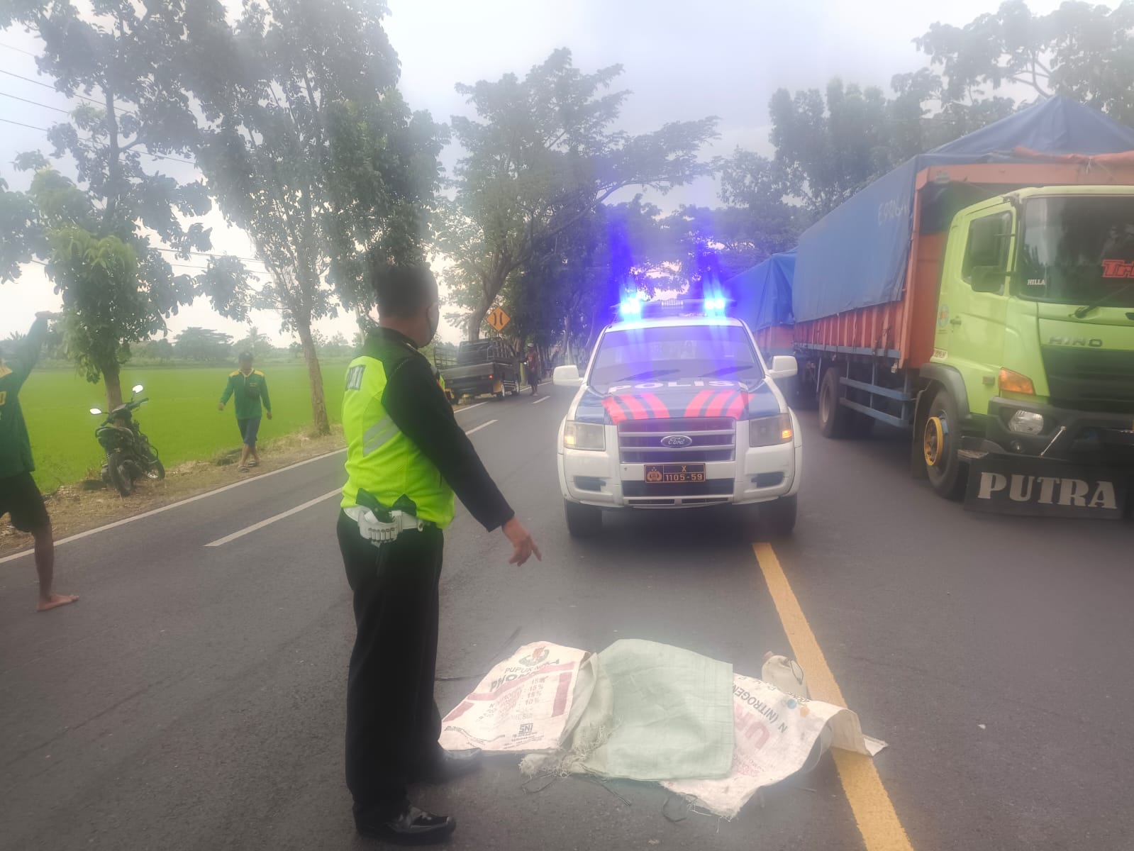 Anggota unit laka Satlantas Polres Tuban mengevakuasi dan melakukan olah TKP di Jalur Pantura.